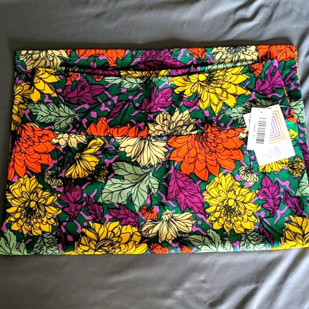 Extra Large Floral penciled skirt
